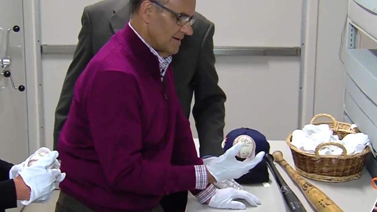 On Hall tour, Torre reflects on going in as Yankee