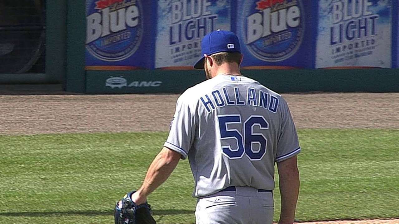 Royals can't hold on to snap Opening Day skid