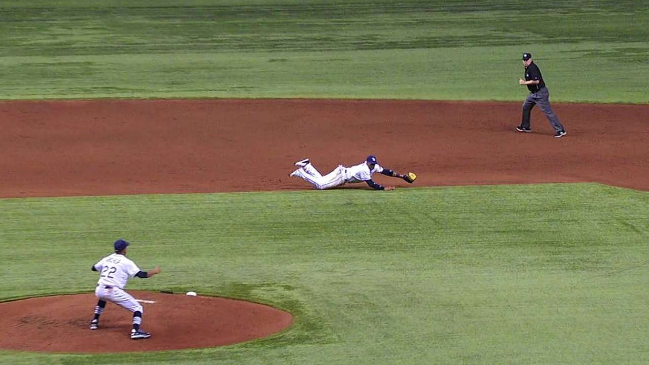 Rays extend Yunel through '16, with '17 option