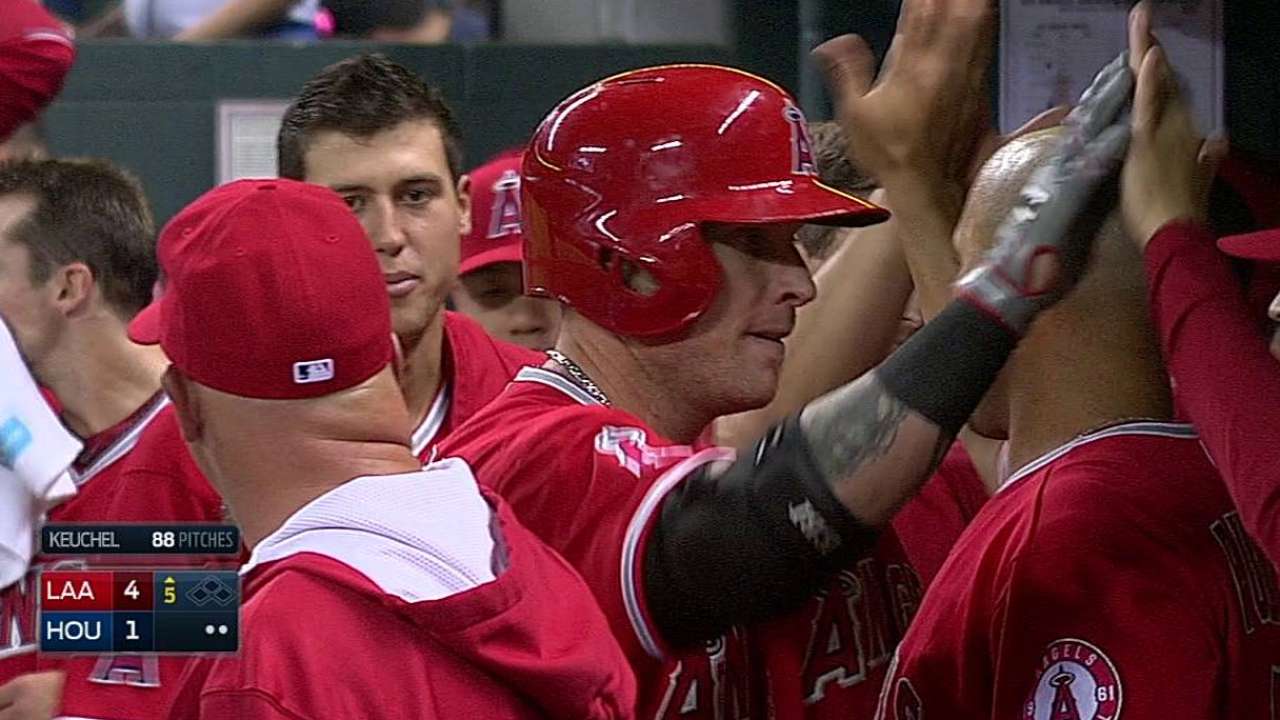 Hamilton jonronea y Angelinos vencen a los Astros