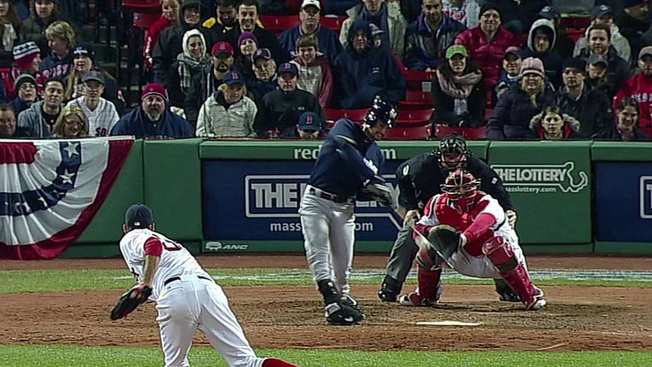 Davis, Milwaukee se imponen a Boston en 11 innings