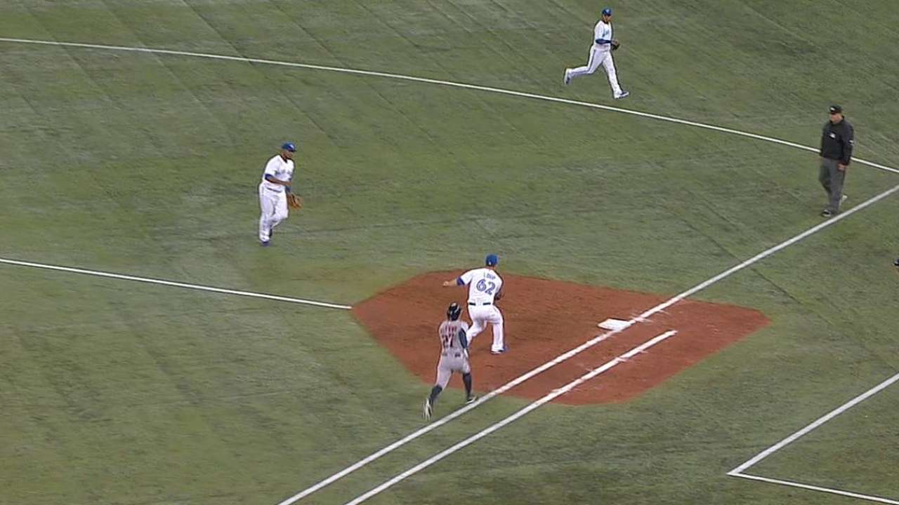 Bateo oportuno nunca llegó para Astros en Toronto