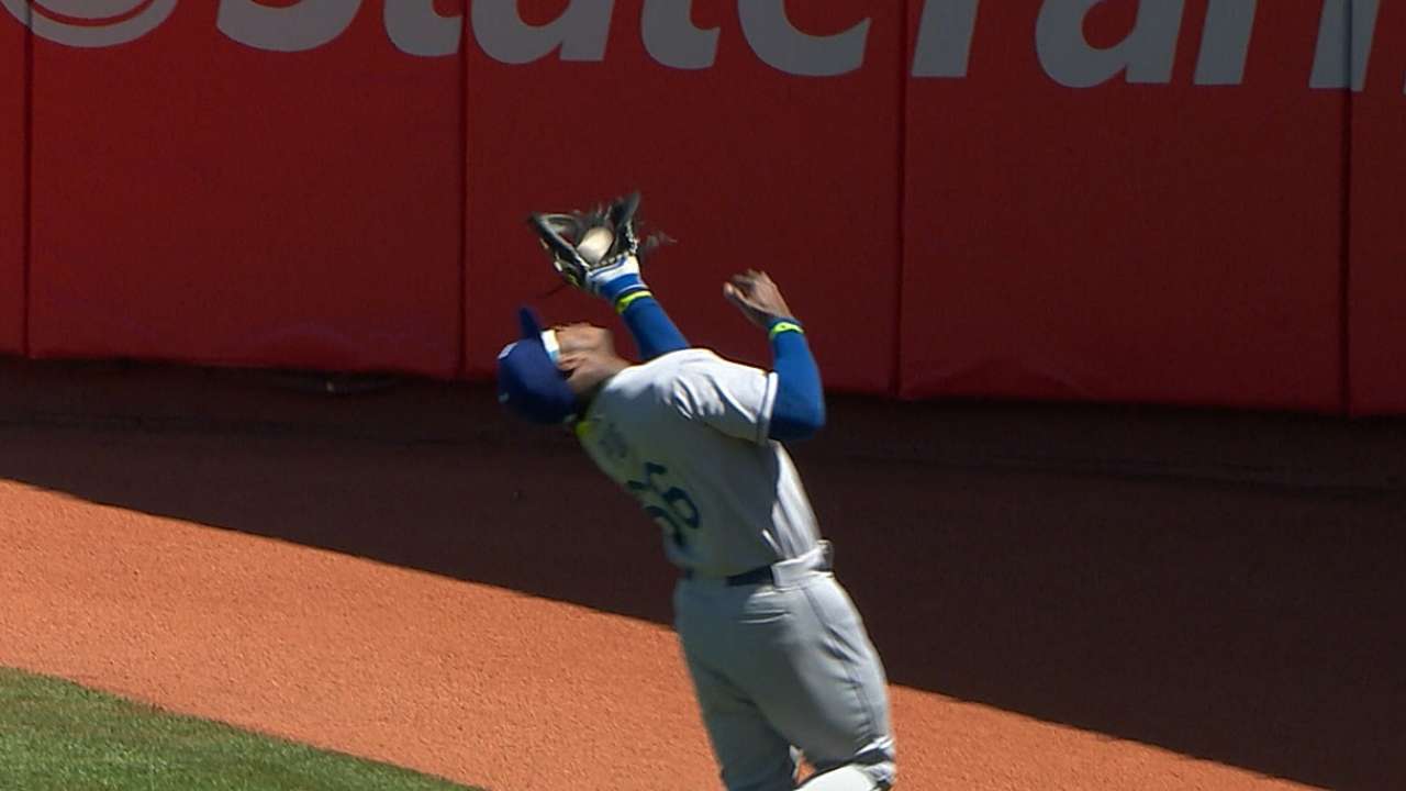 Ryu dominates as Dodgers take down Giants