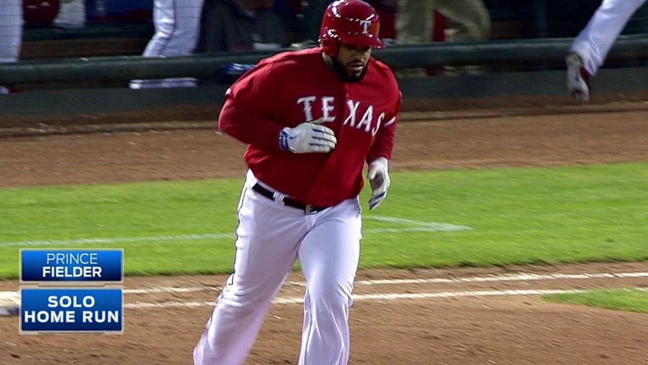 Fielder jonronea y Rangers doblegan a White Sox