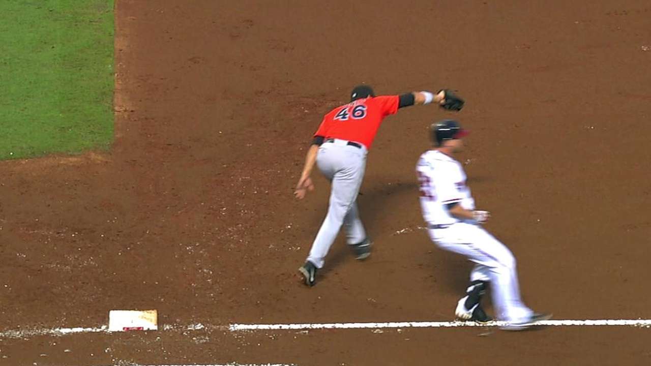 Marlins arman rally, pero se quedan cortos en Atlanta