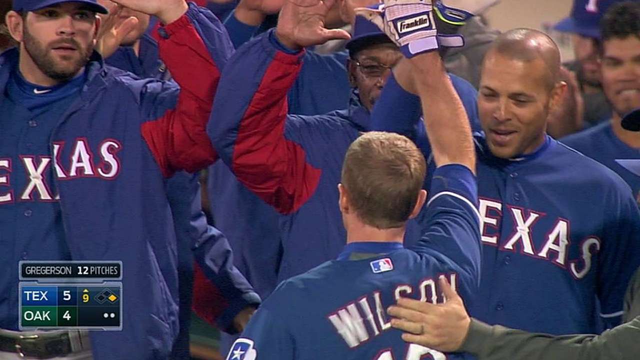 Rangers vuelven a sacarle el juego a A's en la 9na