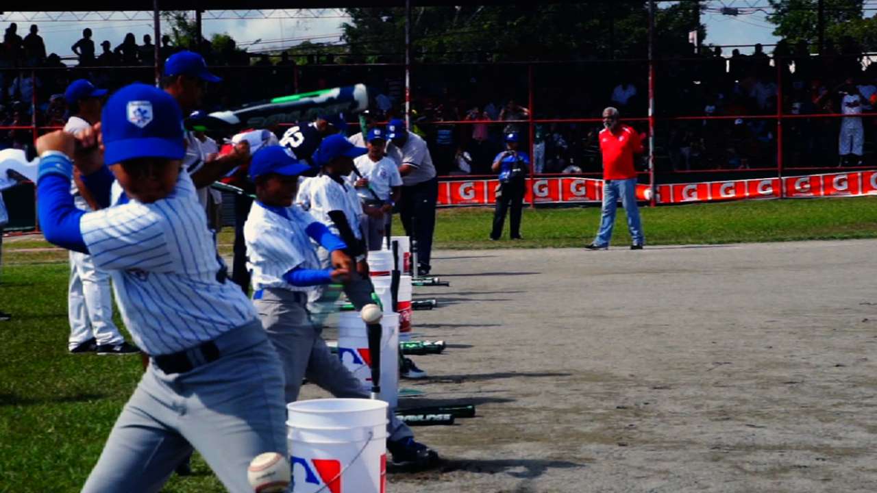 Alomar disfruta compartir con la juventud de P.R.