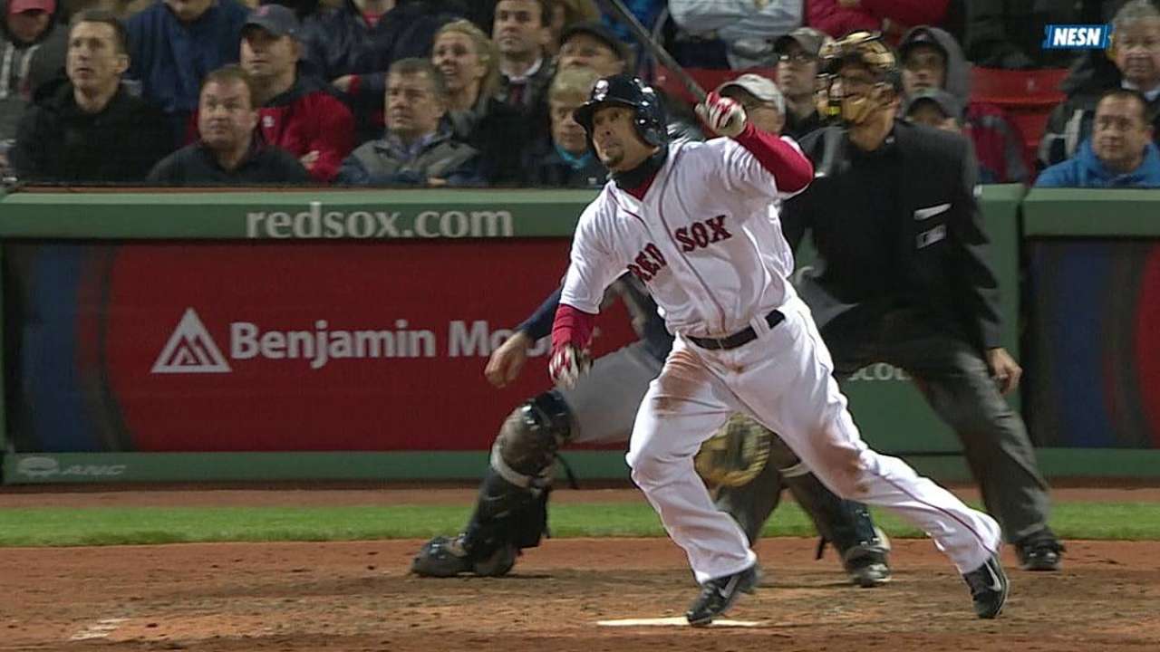 Victorino dio cuatro hits, Lackey lució y ganó Boston