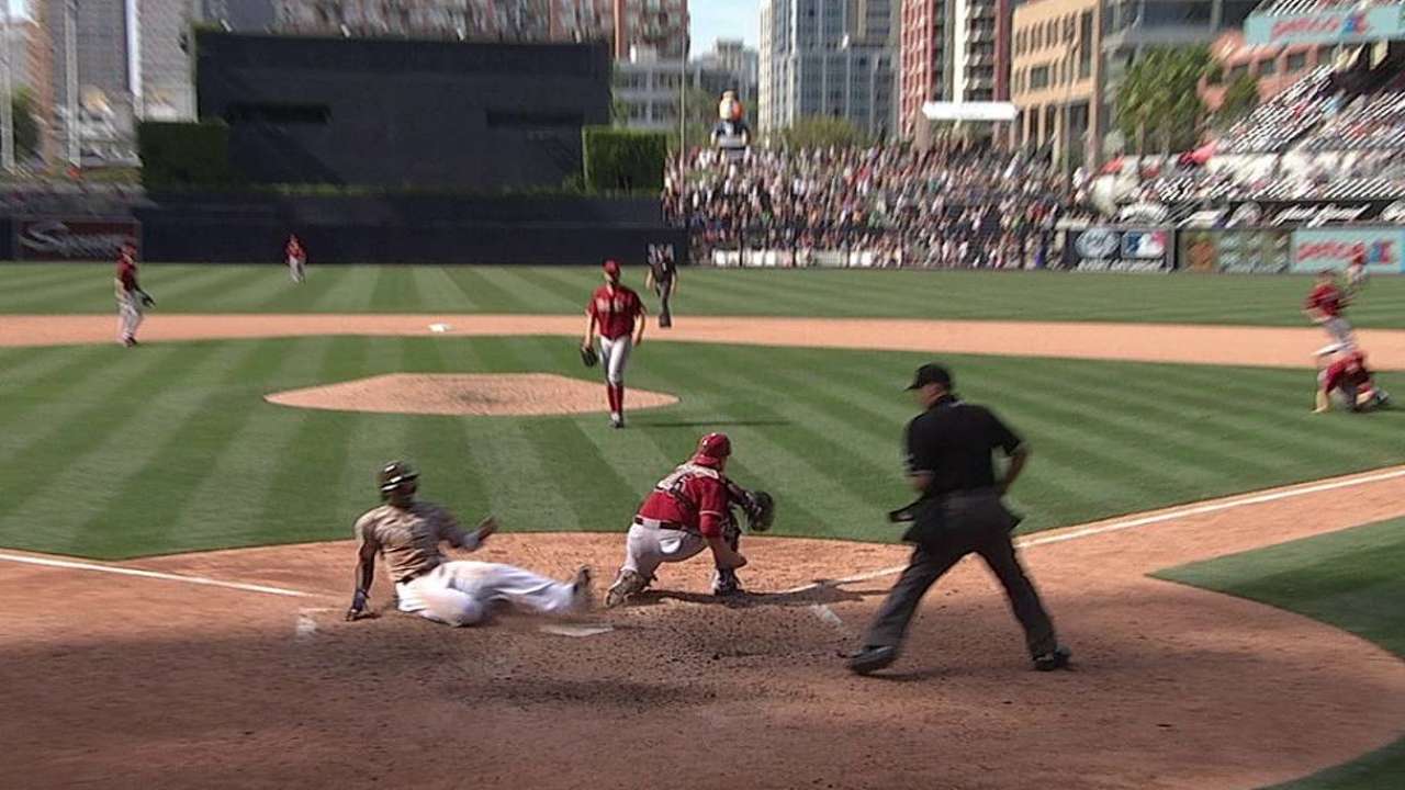 Alonso sacó a flote a los Padres con hit en la 9na