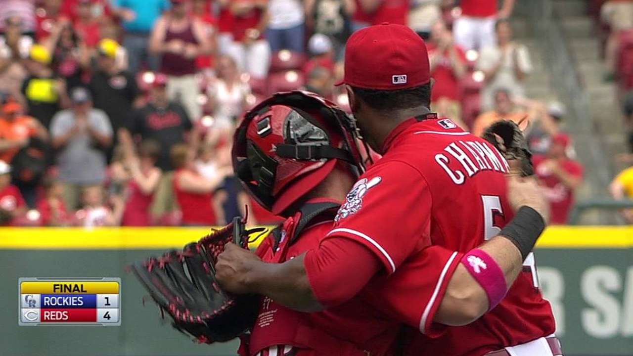 Aroldis vuelve para sellar triunfo de Rojos vs. Rockies