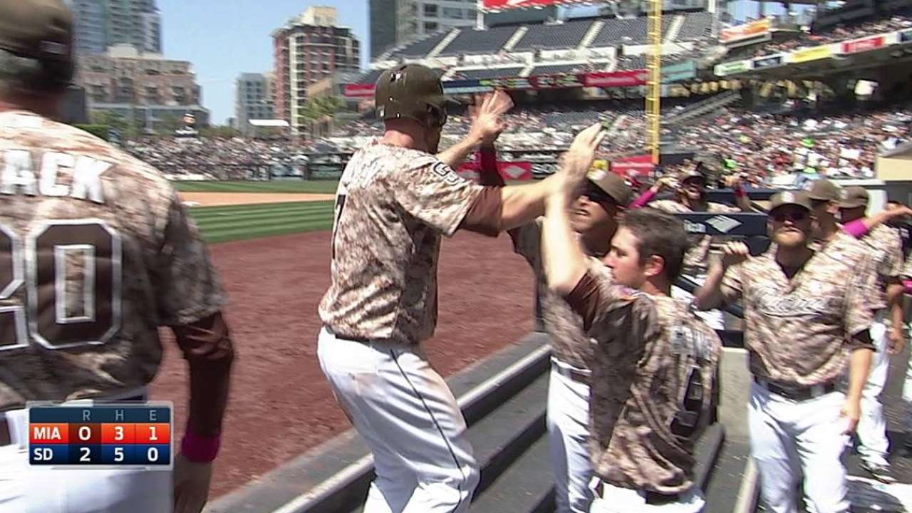 Padres atacan temprano y doblegan a los Marlins