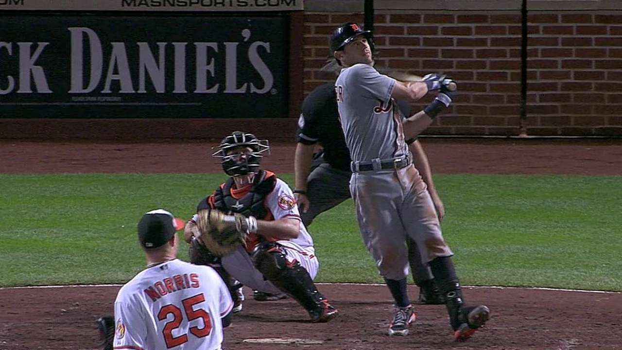 Kinsler, Vizquel try to one-up each other in practice