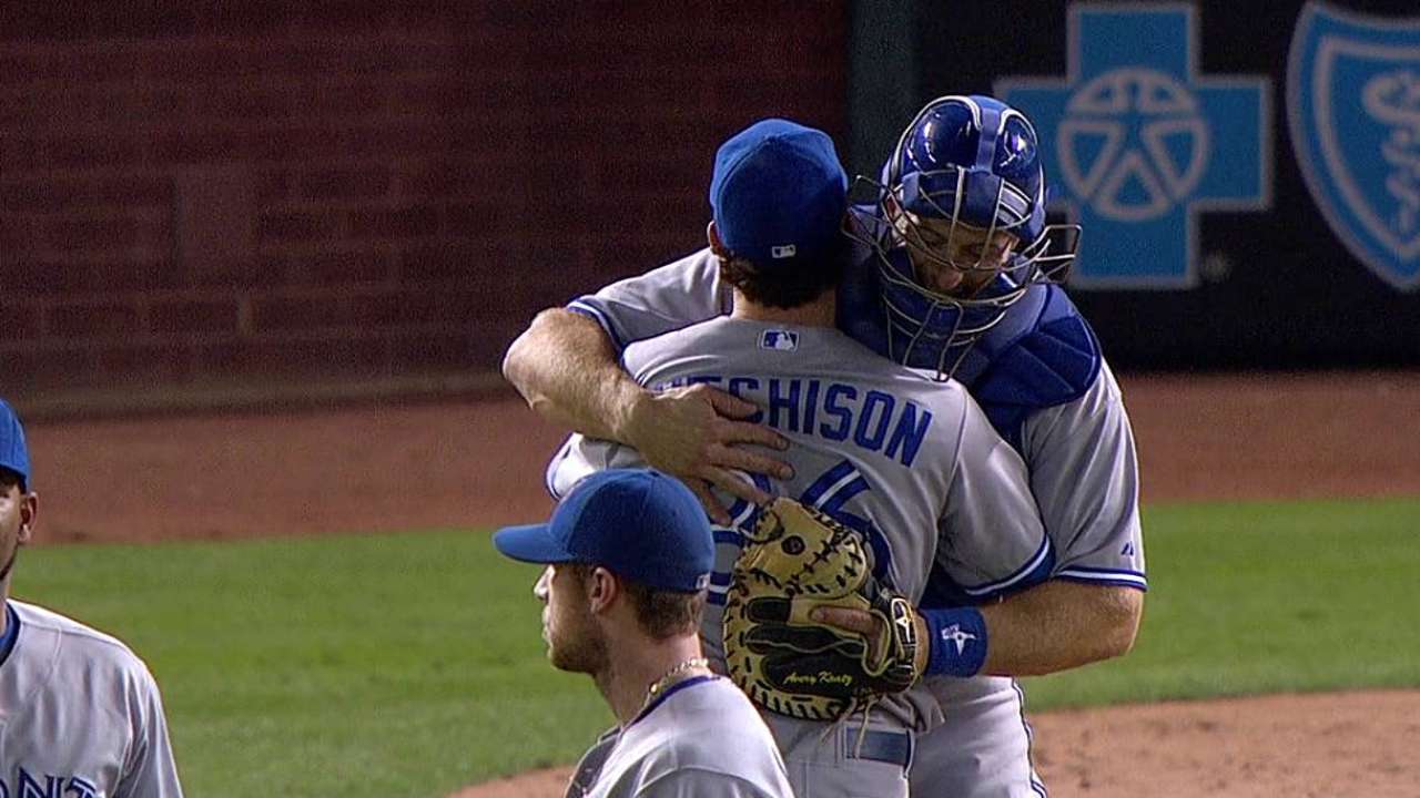 Hutchison outduels Yu, twirls three-hit shutout