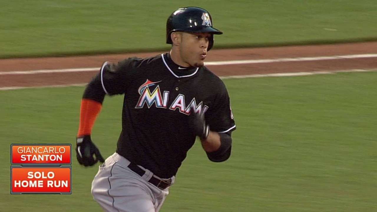 El bate de Stanton impulsó a Marlins sobre Gigantes
