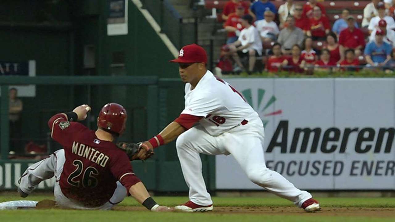 Cards' challenge erases D-backs' baserunner
