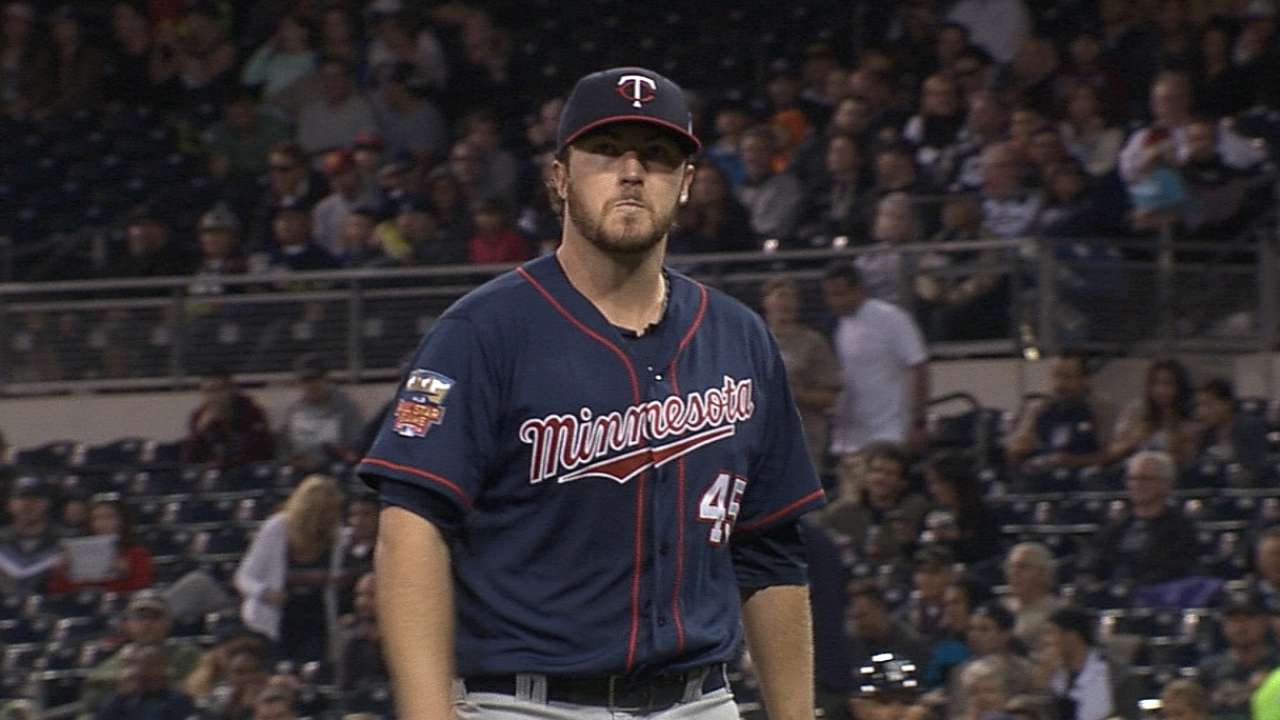Mellizos dominan para sellar barrida vs. Padres