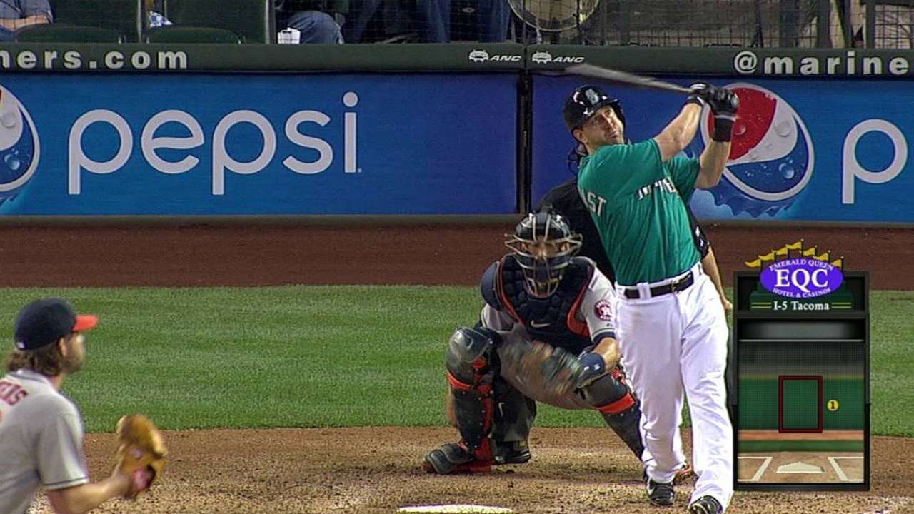 Hernández domina a Astros y liga 3era victoria en fila