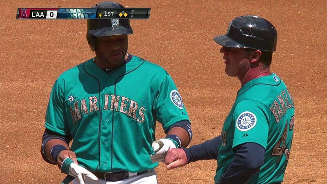 Cano out of the lineup with minor hand injury