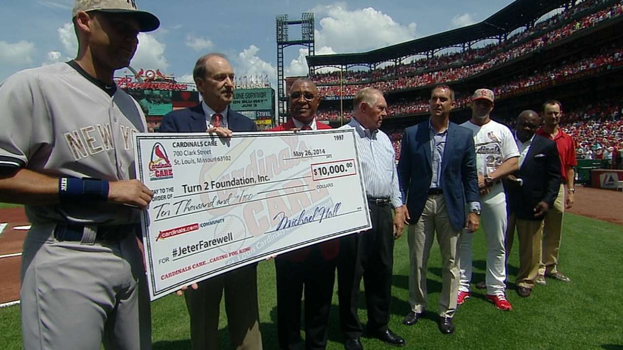 Ozzie, Cardinals pay tribute to Jeter