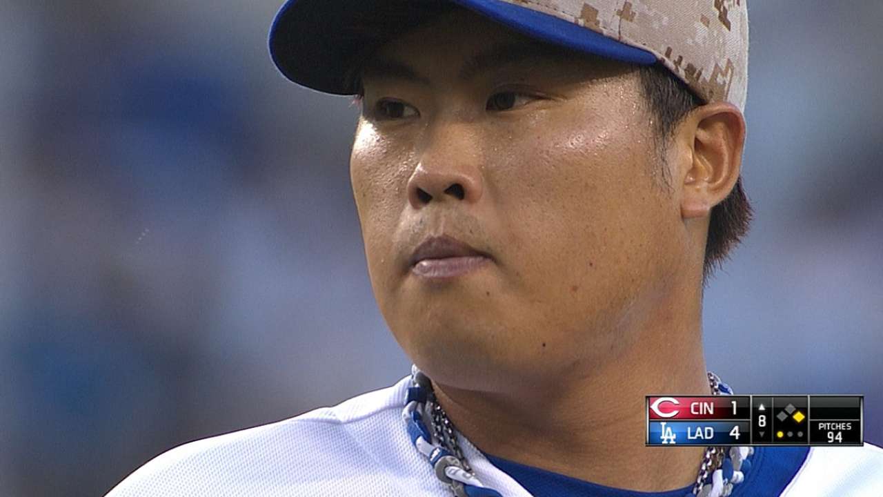 Dodgers hang on after Ryu loses perfecto bid
