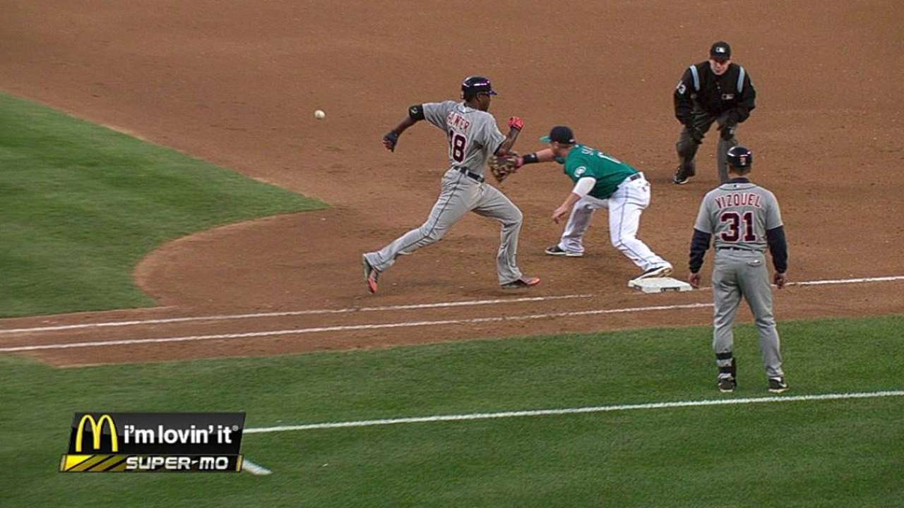 Mariners win challenge at first base in fifth