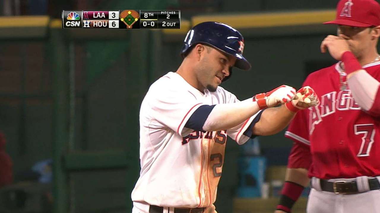 Altuve ayuda a los Astros a vencer a los Angelinos