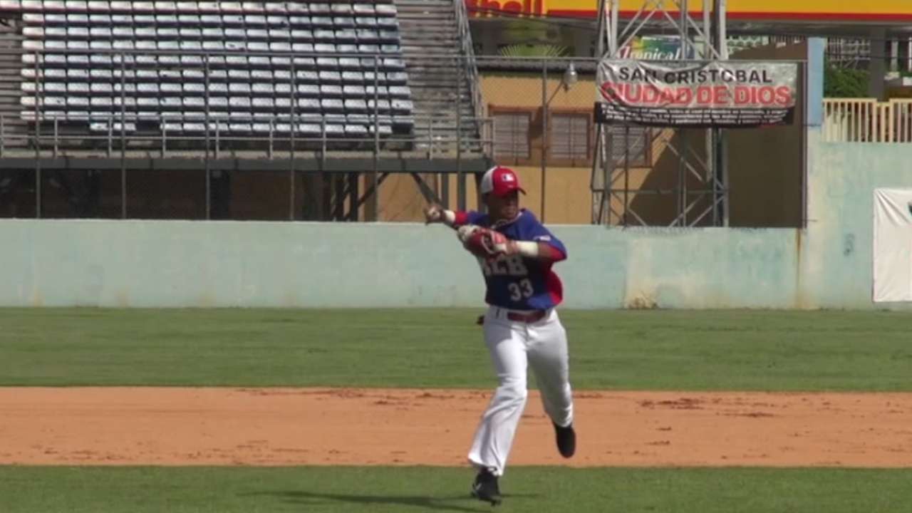 Royals sign 16-year-old prospect Aracena