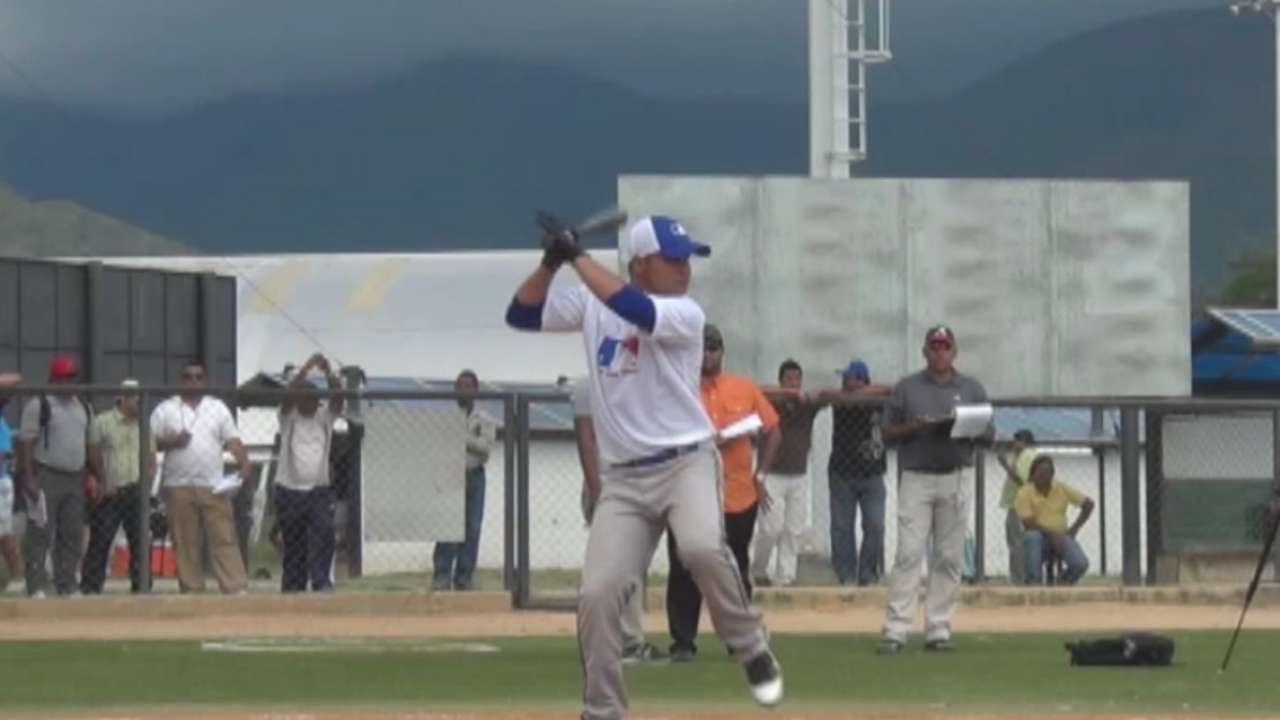 Padres sign Venezuelan catcher Rodriguez, others