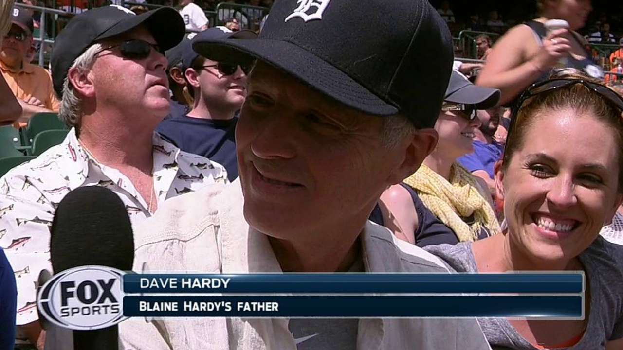 Wanting another lefty in 'pen, Tigers add Hardy