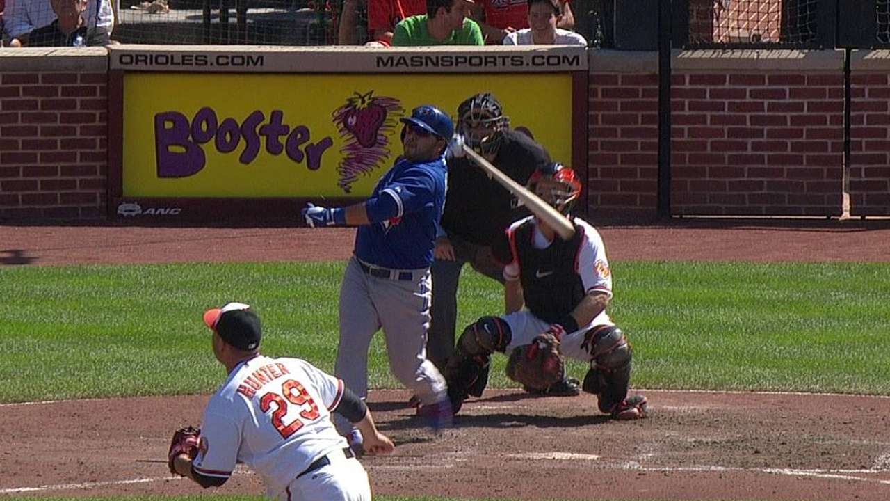 Azulejos doblegan a Orioles detrás de Happ, Navarro