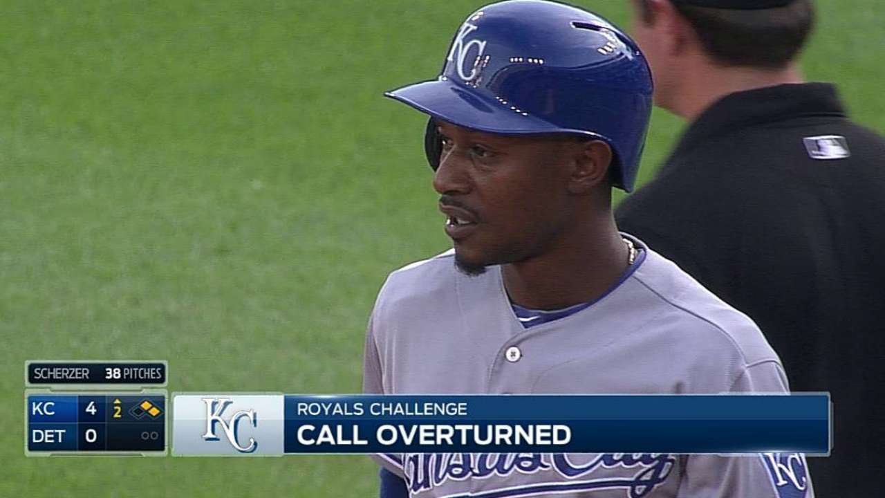 Royals get close call at first overturned vs. Tigers