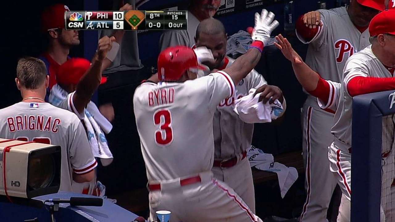 Filis apabullan a Bravos para completar la barrida