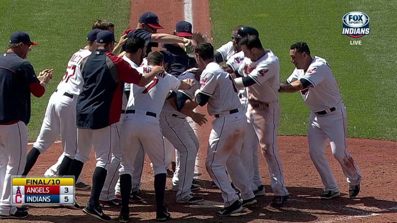 Indios ganan con grand slam de Swisher en la 10ma
