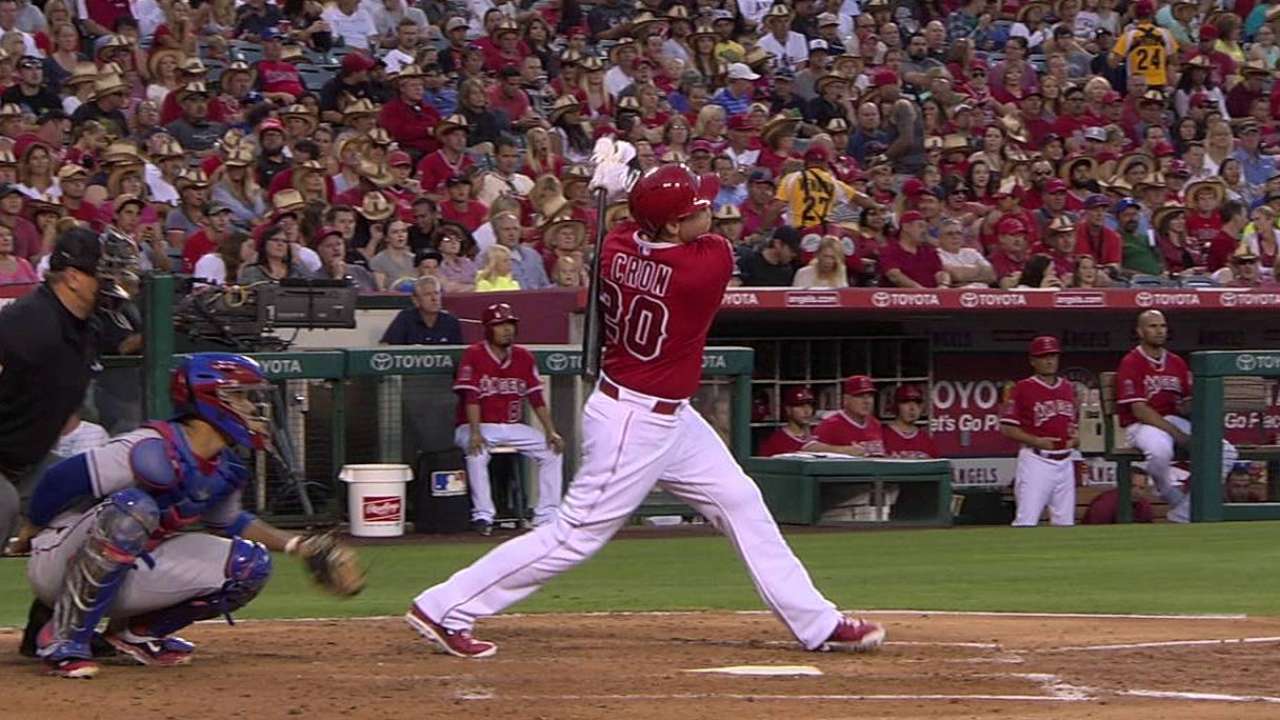 Angels se apoyan en Richards para vencer a Texas