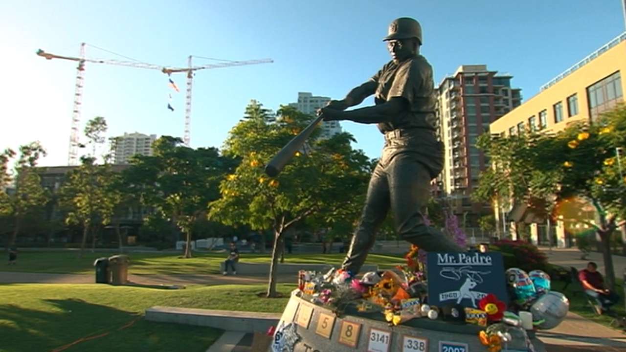 Padres open homestand with tribute to Gwynn