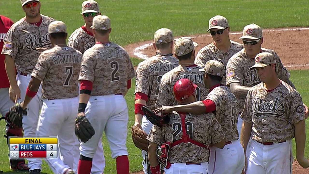 Cueto domina a Azulejos para darle la serie a Rojos