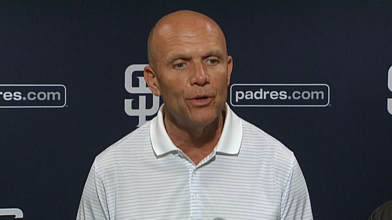 Padres ignore distractions, keep focus on field