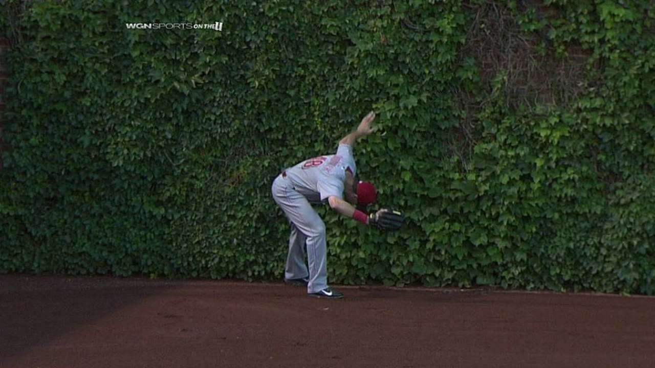 Ball caught in Wrigley Field ivy costs Cubs a run