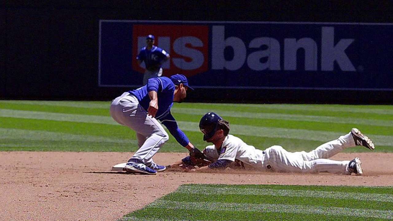 Twins' challenge overturns out call vs. Royals
