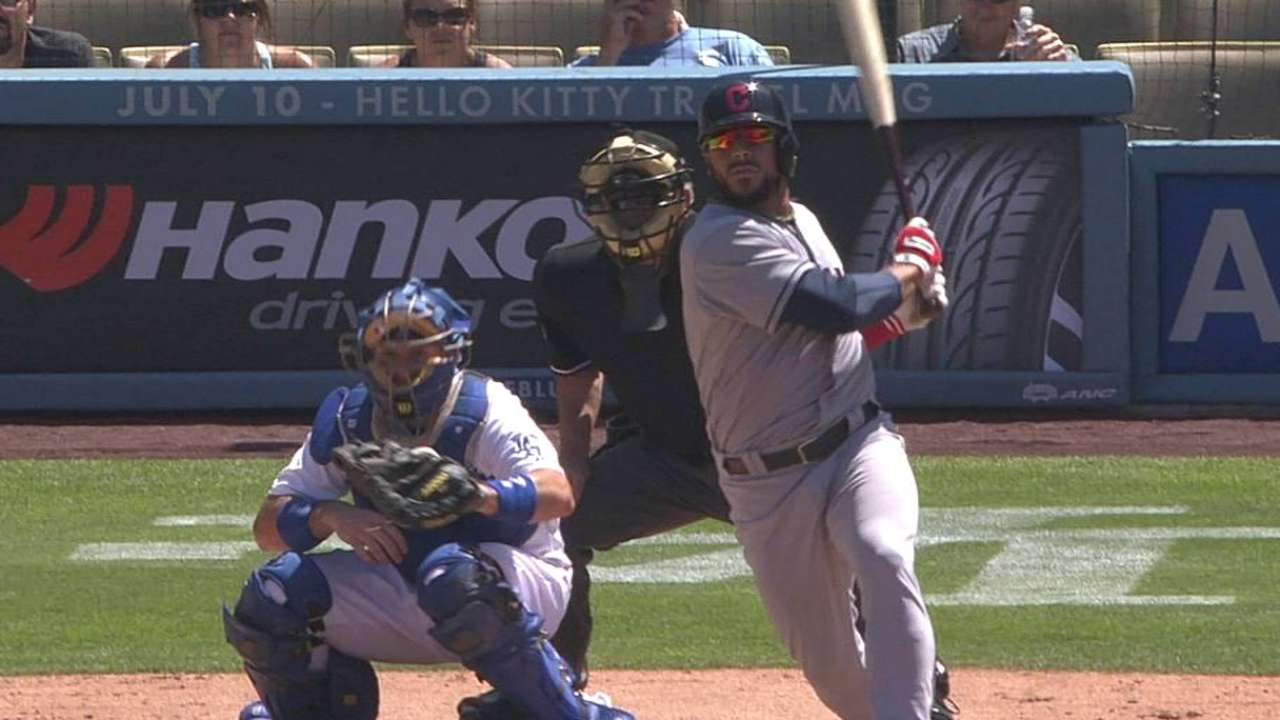 Indios hunden a Dodgers con reacción cerca al final