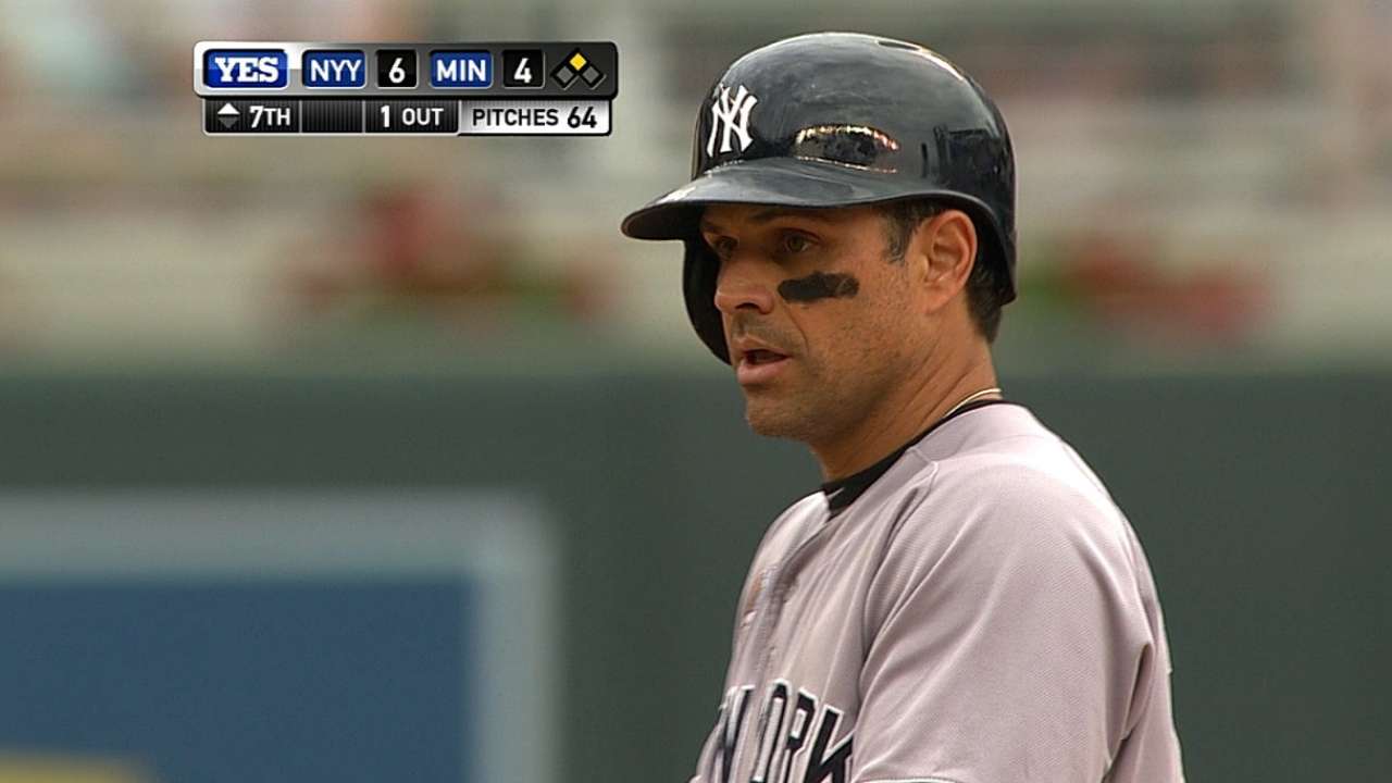 Roberts spurs Yankees with four extra-base hits