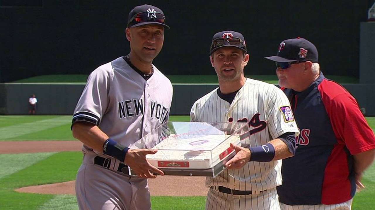 Twins send off Jeter with gift from Metrodome