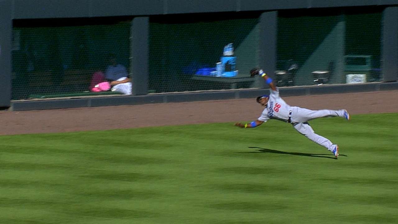 Puig recovers on the fly to turn stellar double play