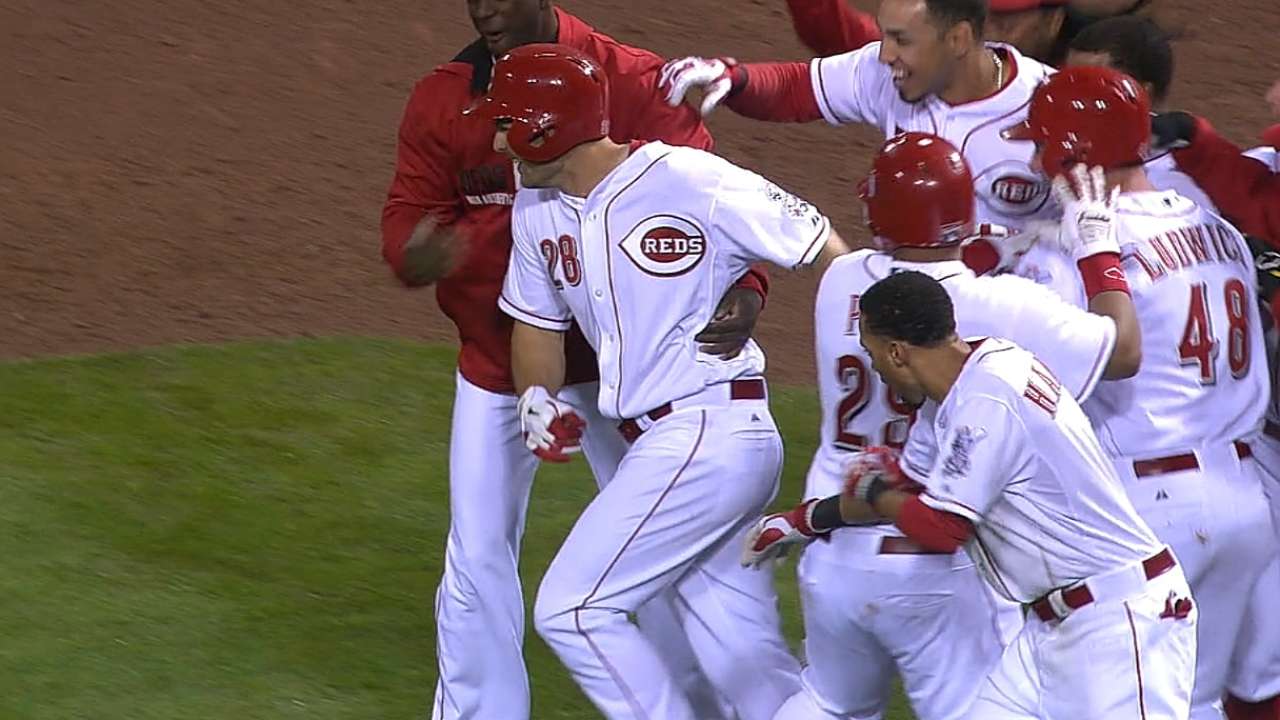 Heisey ends Reds' scoring drought, delivers first win