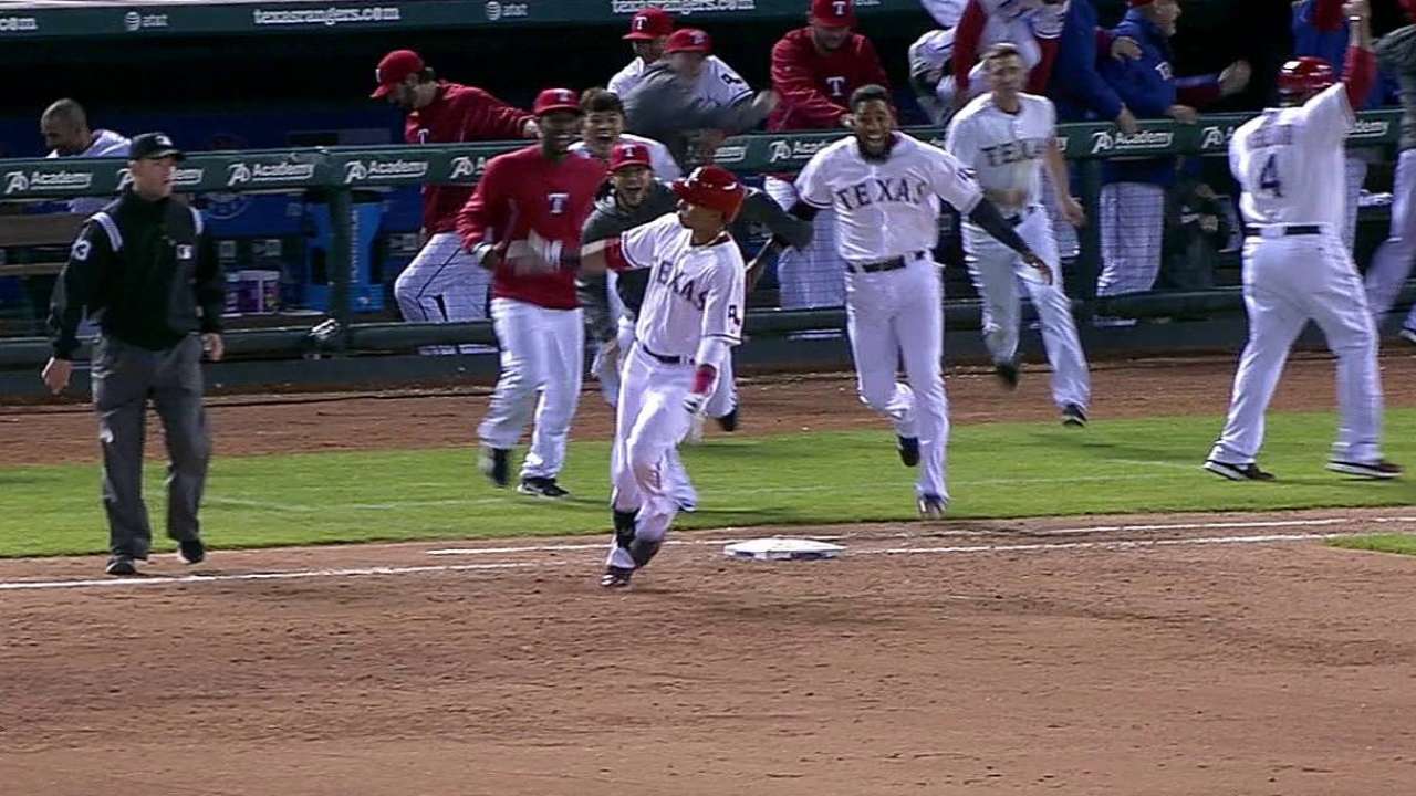 Martin's two-out hit gives Rangers a walk-off win