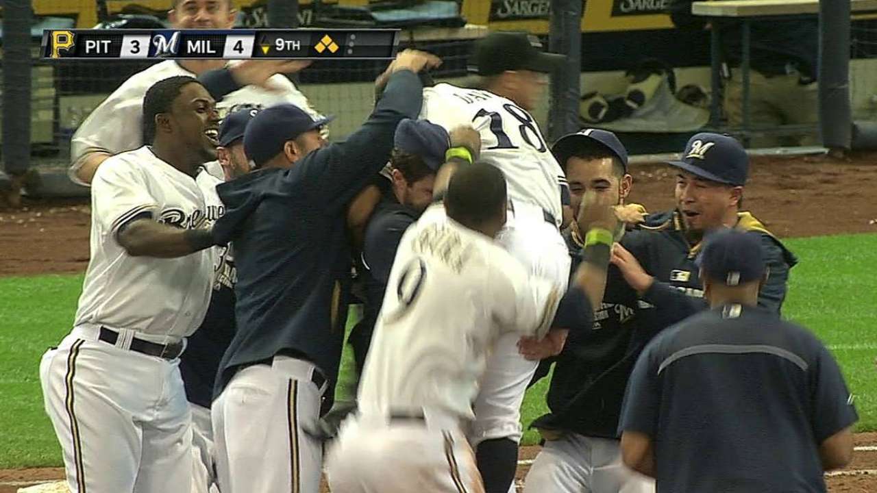 Hit de Davis hizo ganar a Cerveceros en la novena