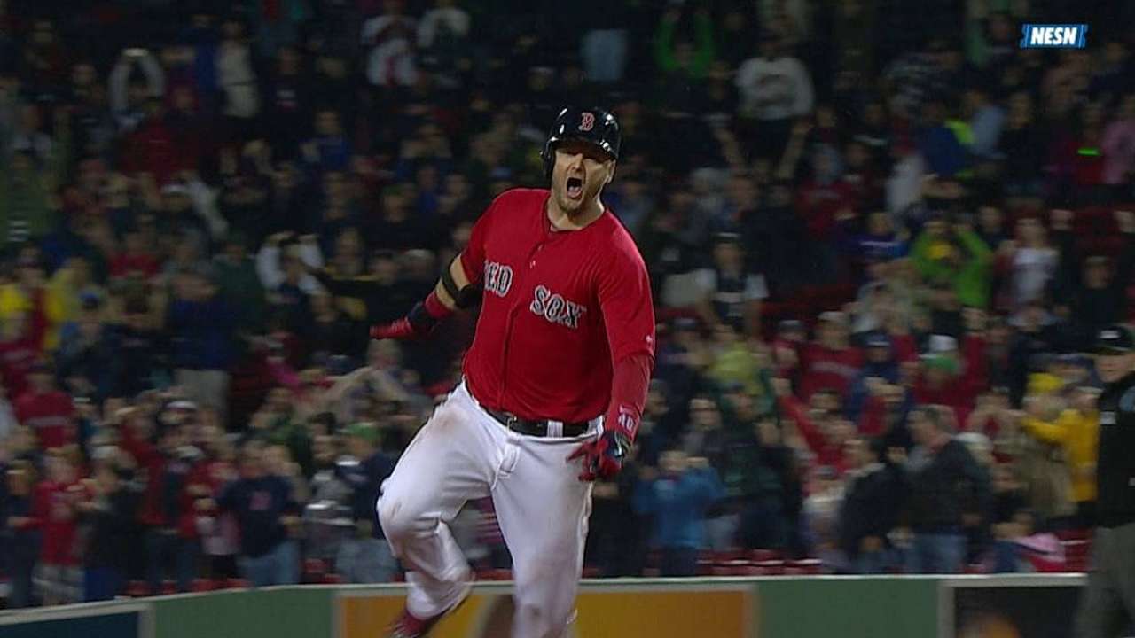 Triple de Pierzynski da triunfo a Boston en la 10ma
