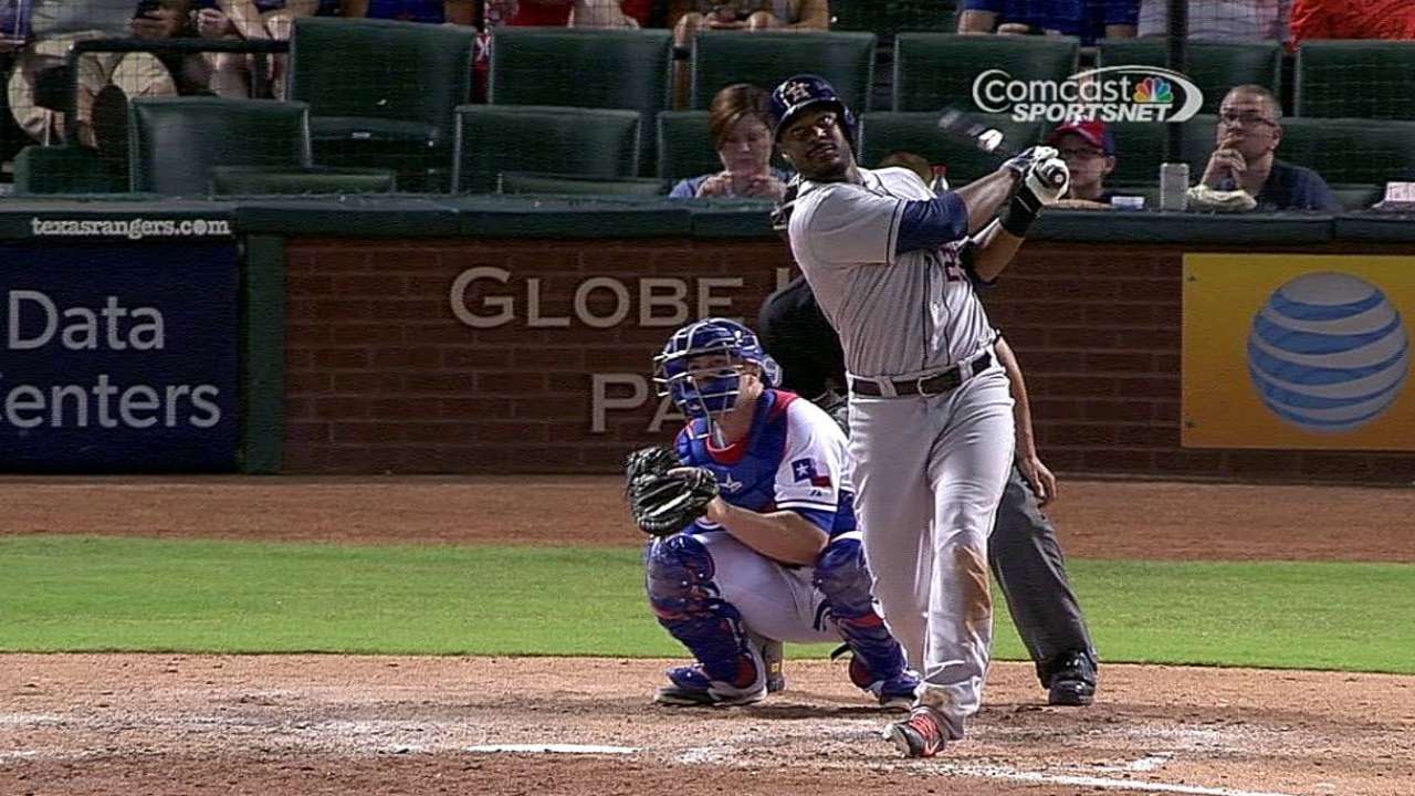 Jonrones de Carter guiaron a Astros sobre Rangers