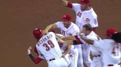 Hamilton plays hero in walk-off victory over Cubs