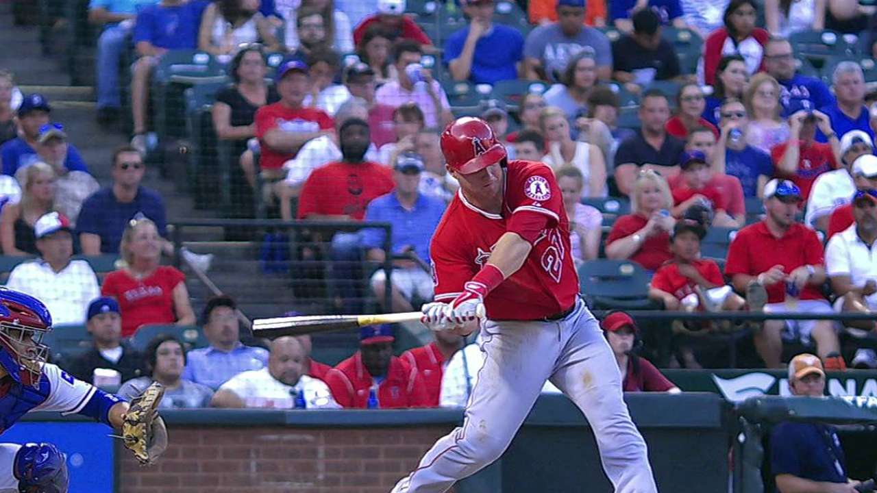 Trout, Angels le cayeron a palos a Lewis, Rangers
